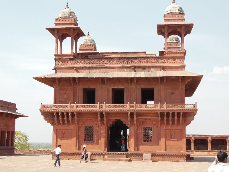 fatehpur sikri5.jpg - Het Ibadat Khanna (huis van aanbidding) was tegelijkertijd de Diwan-i-Khass (zaal voor privé-audiënties).